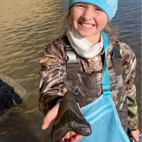 Die neunjährige Molly mit einem Haifischzahn