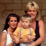 Dieter Bohlen mit seinem Sohn auf dem Arm und Frau Erika