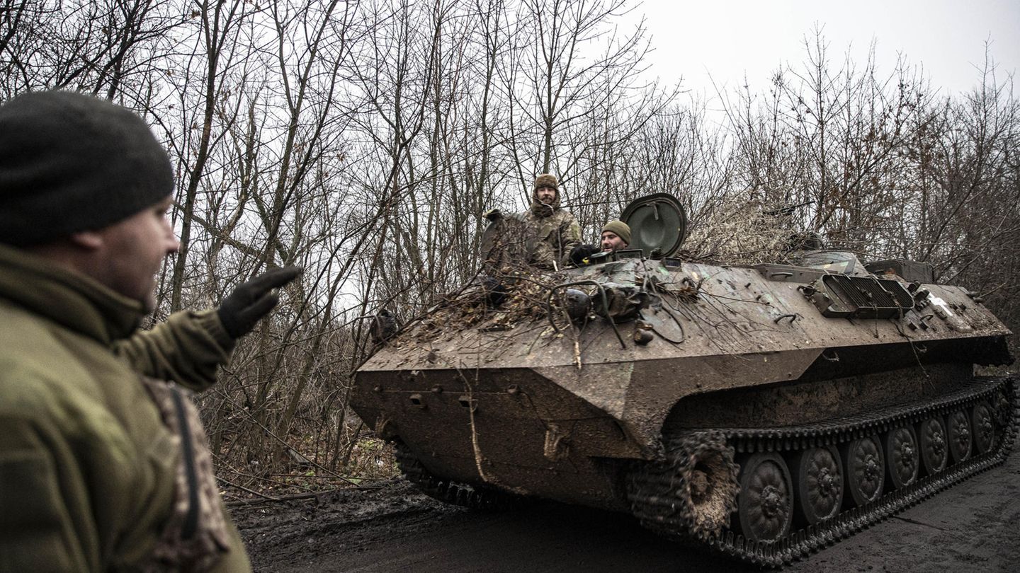Panzer in Bakhmut in der Ost-Ukraine Panzer in Bakhmut in der Ost-Ukraine