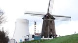 Kernkraftwerk Doel in Belgien. Im Vordergrund eine Windmühle