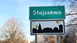 Aufkleber mit der Aufschrift "Nein zum Atom" und "Atom Stop" kleben am Orteingangschild des polnischen Dorfs Slajszewo