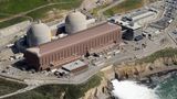 Luftaufnahme des Kernkraftwerks Diablo Canyon, das am Rande des Pazifiks liegt