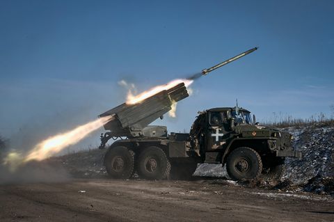 Ein Grad-Mehrfachraketenwerfer der ukrainischen Armee feuert Raketen auf russische Stellungen an der Frontlinie in Soledar
