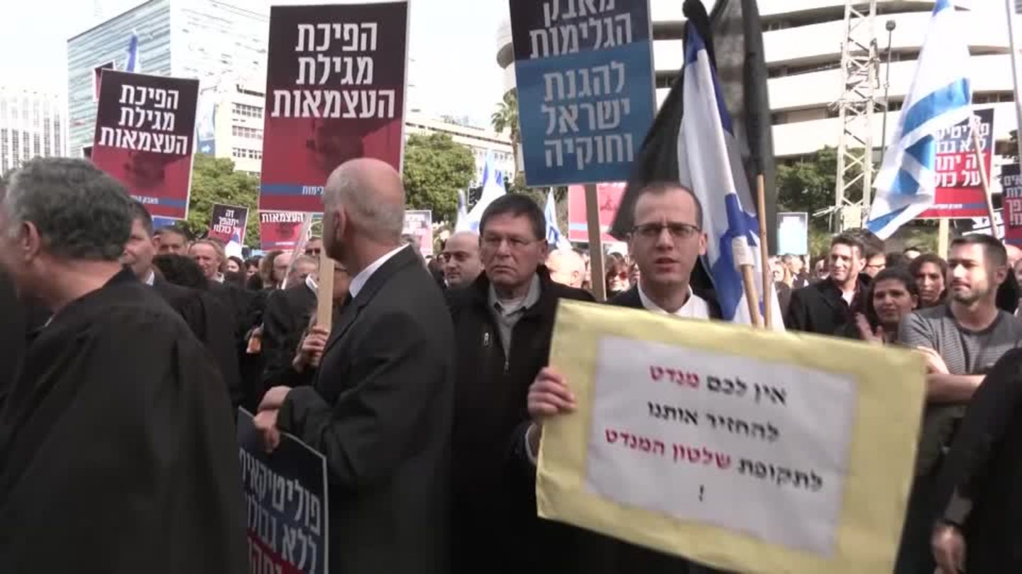 Video: Tel Aviv: Anwälte und ehemalige Richter demonstrieren gegen Justizreform der Regierung