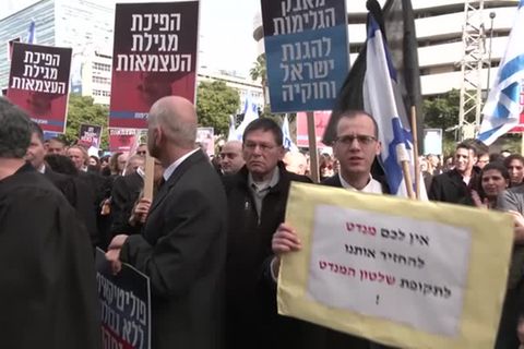 Video: Tel Aviv: Anwälte und ehemalige Richter demonstrieren gegen Justizreform der Regierung