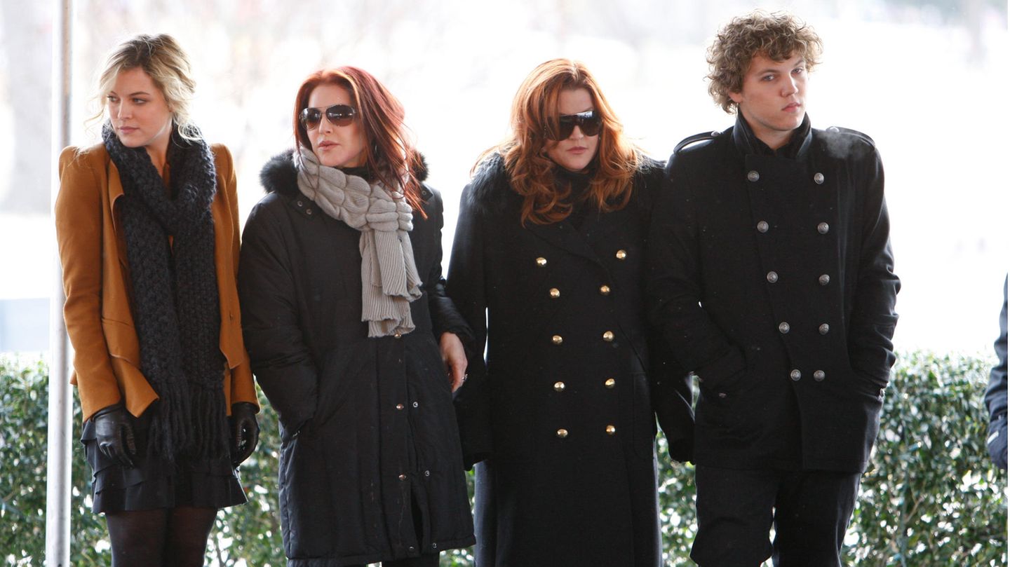 Tochter von Elvis Presley: Riley Keough (ganz links) ist mittlerweile eine gefragte Hollywood-Schauspielerin. Sohn Benjamin (r.) beging 2020 Suizid. "Ich kann verstehen, dass die Menschen einem aus dem Weg gehen wollen, wenn sich eine schreckliche Tragödie ereignet hat. Vor allem, wenn man als Elternteil sein Kind verliert, denn das ist wirklich der schlimmste Albtraum", schrieb Lisa Marie Presley (2. v. r. neben ihrer Mutter Priscilla) in einem Essay, das im "People"-Magazin erschien. "Ich kämpfe bereits mit mir selbst und mache mir unermüdlich und chronisch Vorwürfe, und das ist schon schwer genug, damit zu leben", gestand sie außerdem Riley Keough (ganz links) ist mittlerweile eine gefragte Hollywood-Schauspielerin. Sohn Benjamin (r.) beging 2020 Suizid. "Ich kann verstehen, dass die Menschen einem aus dem Weg gehen wollen, wenn sich eine schreckliche Tragödie ereignet hat. Vor allem, wenn man als Elternteil sein Kind verliert, denn das ist wirklich der schlimmste Albtraum", schrieb Lisa Marie Presley (2. v. r. neben ihrer Mutter Priscilla) in einem Essay, das im "People"-Magazin erschien. "Ich kämpfe bereits mit mir selbst und mache mir unermüdlich und chronisch Vorwürfe, und das ist schon schwer genug, damit zu leben", gestand sie außerdem
