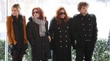 Riley Keough (ganz links) ist mittlerweile eine gefragte Hollywood-Schauspielerin. Sohn Benjamin (r.) beging 2020 Suizid. "Ich kann verstehen, dass die Menschen einem aus dem Weg gehen wollen, wenn sich eine schreckliche Tragödie ereignet hat. Vor allem, wenn man als Elternteil sein Kind verliert, denn das ist wirklich der schlimmste Albtraum", schrieb Lisa Marie Presley (2. v. r. neben ihrer Mutter Priscilla) in einem Essay, das im "People"-Magazin erschien. "Ich kämpfe bereits mit mir selbst und mache mir unermüdlich und chronisch Vorwürfe, und das ist schon schwer genug, damit zu leben", gestand sie außerdem