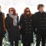 Riley Keough (ganz links) ist mittlerweile eine gefragte Hollywood-Schauspielerin. Sohn Benjamin (r.) beging 2020 Suizid. "Ich kann verstehen, dass die Menschen einem aus dem Weg gehen wollen, wenn sich eine schreckliche Tragödie ereignet hat. Vor allem, wenn man als Elternteil sein Kind verliert, denn das ist wirklich der schlimmste Albtraum", schrieb Lisa Marie Presley (2. v. r. neben ihrer Mutter Priscilla) in einem Essay, das im "People"-Magazin erschien. "Ich kämpfe bereits mit mir selbst und mache mir unermüdlich und chronisch Vorwürfe, und das ist schon schwer genug, damit zu leben", gestand sie außerdem