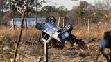 Prattville, USA. Wie ein weggeworfenes Spielzeug liegt ein Geländewagen völlig zerstört auf einem unbebauten Platz. Tornados und schwere Stürme haben Teile des Bundesstaates Alabama heimgesucht.