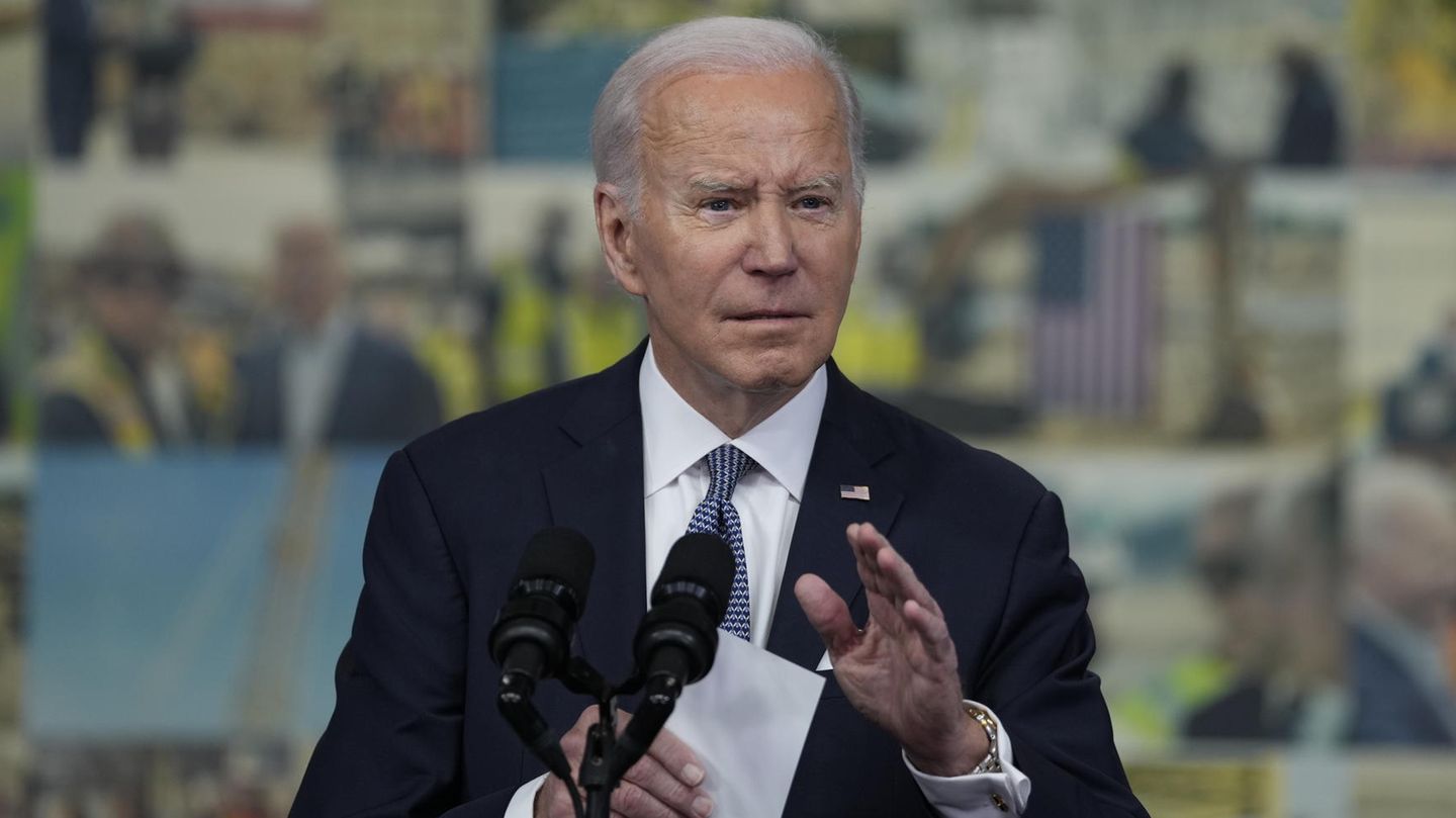 Joe Biden: Reporters Question US President About Secret Documents (Video)