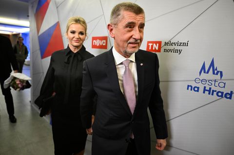 Andrej Babis geht voraus und hinter ihm seine Frau Monika Babisova