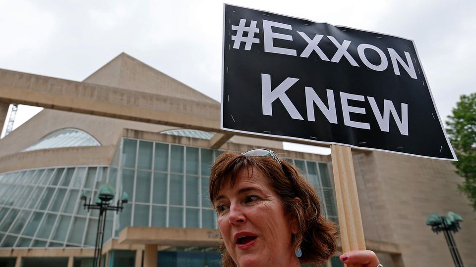 Eine Aktivistin protestiert in Dallas im US-Bundesstaat Texas gegen Exxon Mobil (Archivbild)