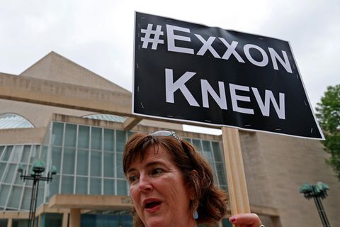 Eine Aktivistin protestiert in Dallas im US-Bundesstaat Texas gegen Exxon Mobil (Archivbild)