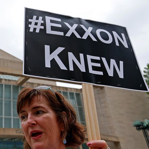 Eine Aktivistin protestiert in Dallas im US-Bundesstaat Texas gegen Exxon Mobil (Archivbild)