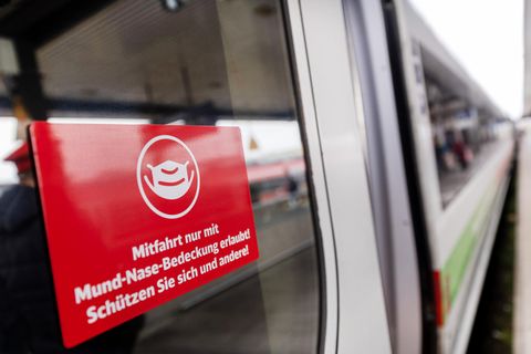 Schild an einem ICE, das auf die Maskenpflicht hinweist