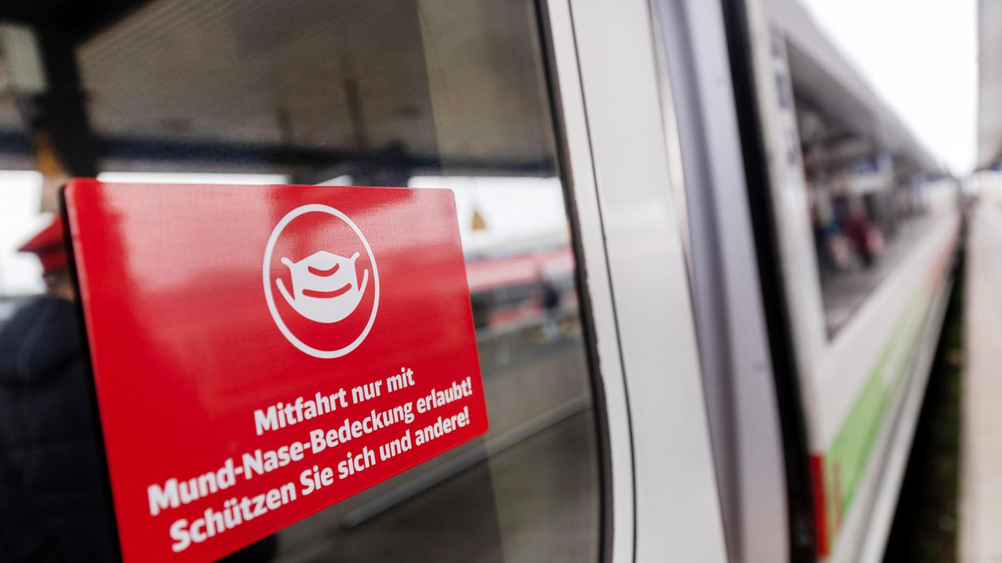 Schild an einem ICE, das auf die Maskenpflicht hinweist