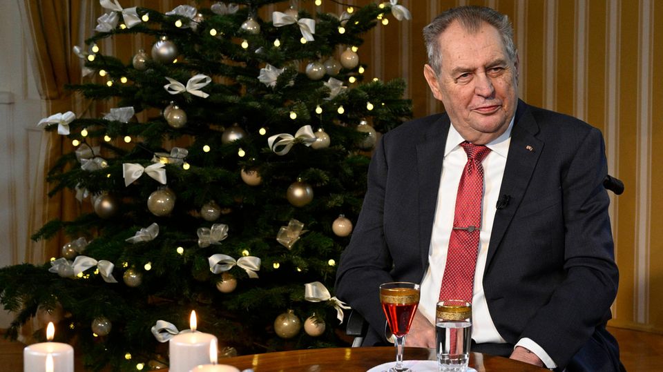 Tschechien Milos Zeman Milos Zeman, Präsident von Tschechien, kurz vor seiner Weihnachtsansprache. Er sitzt an einem Tisch vor einem Weihnachtsbaum