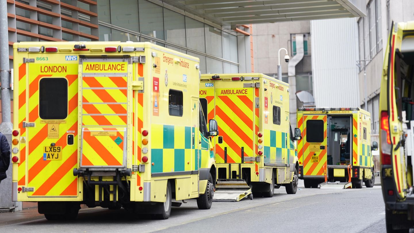 Rettungswagen stehen in Großbritannien in einer Reihe