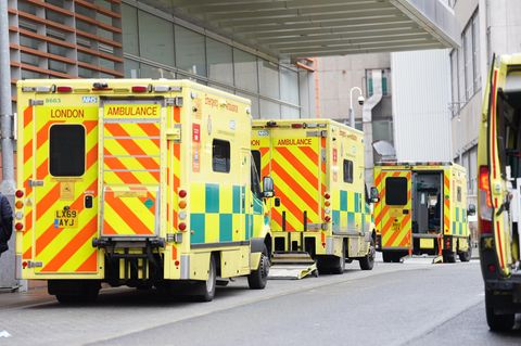 Rettungswagen stehen in Großbritannien in einer Reihe