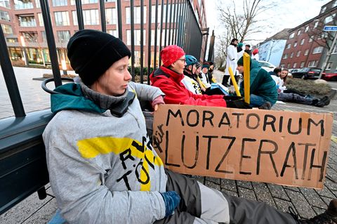 Der Protest erreicht die Zentrale des Energiekonzerns RWE