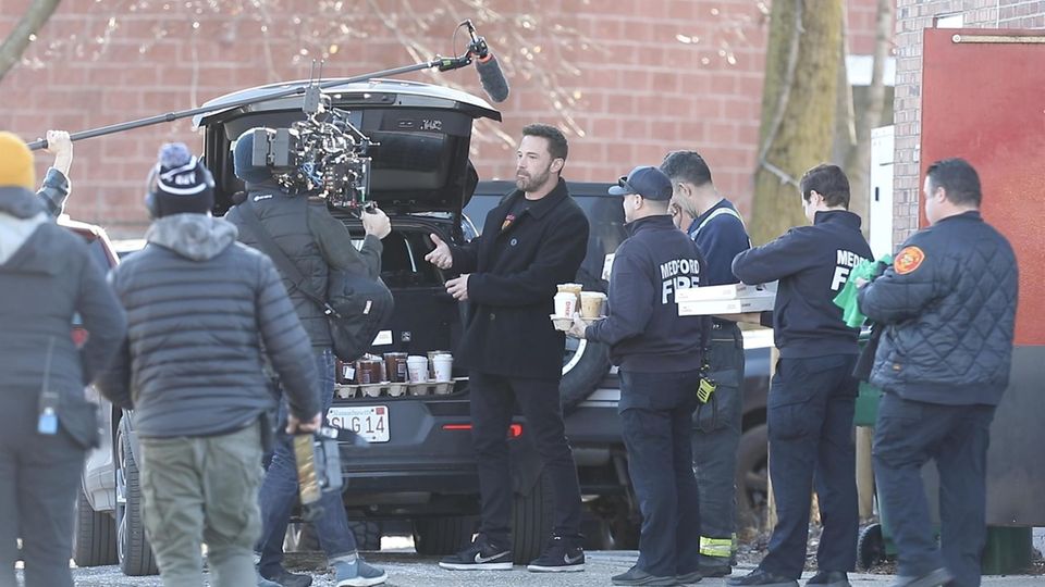Ben Affleck inklusive Film-Team vor der Filiale.