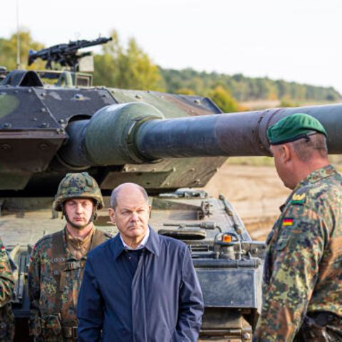 Olaf Scholz lässt sich den Kampfpanzer "Leopard 2" der Bundeswehr erklären