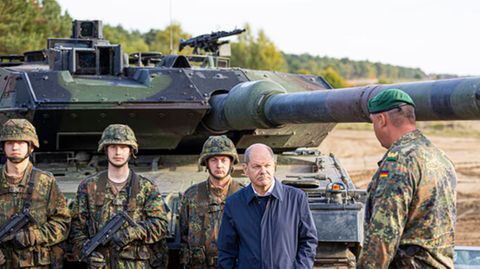 Olaf Scholz lässt sich den Kampfpanzer "Leopard 2" der Bundeswehr erklären