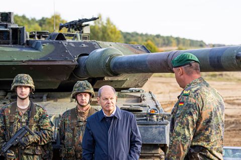 Olaf Scholz lässt sich den Kampfpanzer "Leopard 2" der Bundeswehr erklären