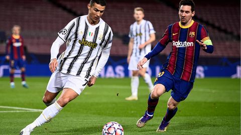 Ronaldo und Messi kämpfen um den Ball