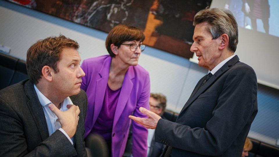 Ein Ziel, Unterschiede in der Kommunikation: Die Parteivorsitzenden Lars Klingbeil (v.l.) und Saskia Esken und der SPD-Fraktionsvositzende Rolf Mützenich