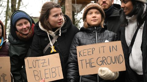 Die Klimaaktivistinnen Luisa Neubauer (2.v.l) und Greta Thunberg (3.v.r)