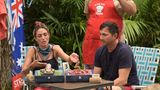 Wie beim Eröffnungstag üblich, müssen alle zwölf Kandidaten zur ersten Dschungelprüfung antreten. Der Name lautet "Dschungel-Bar-Bäh-Cue" - wie man sich denken kann, gibt es allerhand Ekliges zum Essen. Jeweils zwei Kandidaten nehmen am Tisch Platz und haben 60 Sekunden Zeit, die australische Spezialität herunterzuwürgen. Für jede verzehrte Portion gibt es einen Stern. Tessa Bergmeier und Lucas Cordalis haben die Wahl zwischen "Grill-Peitschen" (Schweinepenis) und "Schnuten-Schnitzel" (Büffel-Zunge). Die Veganerin lehnt aus Prinzip ab, die toten Tiere zu verspeisen - und macht sich damit im Camp wenig Freunde.