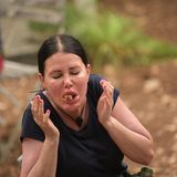 Auch Djamila Rowe hat Probleme ihren Gang herunterzubekommen. Man sieht ihr das Unwohlsein förmlich an. Kein Wunder: Ein "Mariniertes Kot-Lett", ein Ziegen-Anus, steht auf dem Speiseplan.