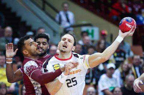 Katars Ahmad Madadi (l.) in Aktion gegen Deutschlands Kai Häfner