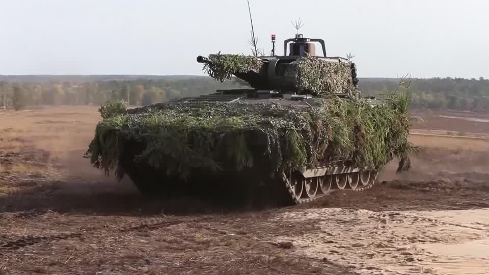 Video: Lambrecht, Bundeswehr und Industrie: Festhalten am Schützenpanzer Puma Video: Lambrecht, Bundeswehr und Industrie: Festhalten am Schützenpanzer Puma