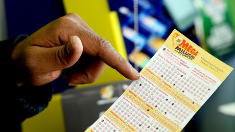 Blick auf einen Lotto-Schein für den Jackpot der Lotterie Mega Millions von rund 1,35 Milliarden Dollar