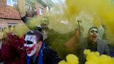 Verkleidete Feiernde nehmen an einem Karnevalsumzug im Südwesten Mazedoniens teil