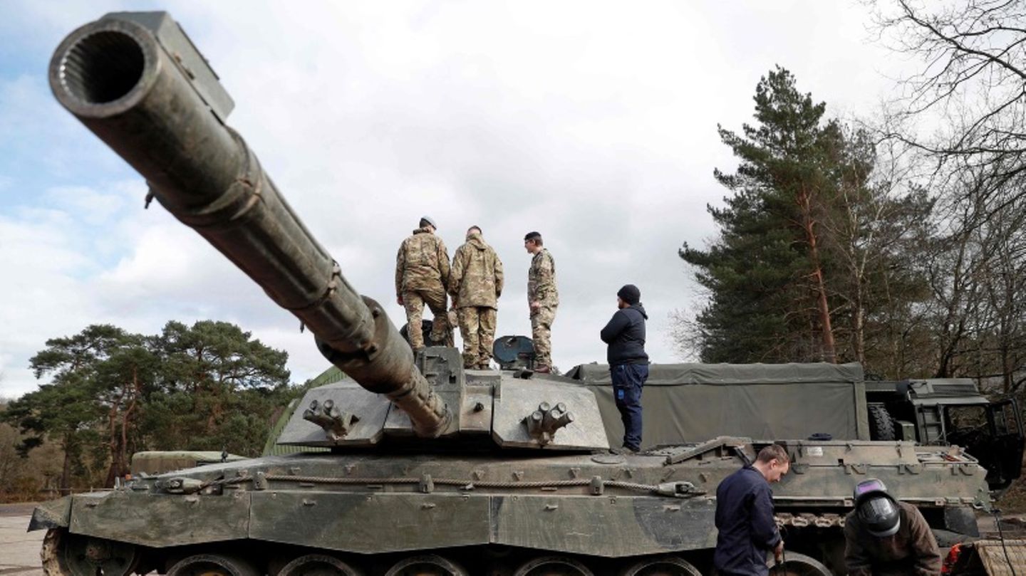 Britische Soldaten arbeiten an einem Challenger 2 Kampfpanzer während der Übung