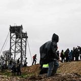 Demonstranten im Dauerregen bei Lützerath
