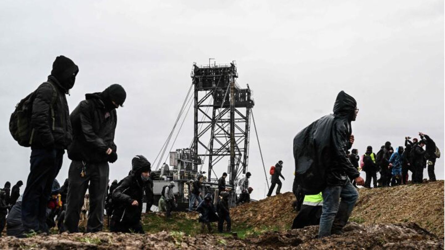 Demonstranten im Dauerregen bei Lützerath Demonstranten im Dauerregen bei Lützerath