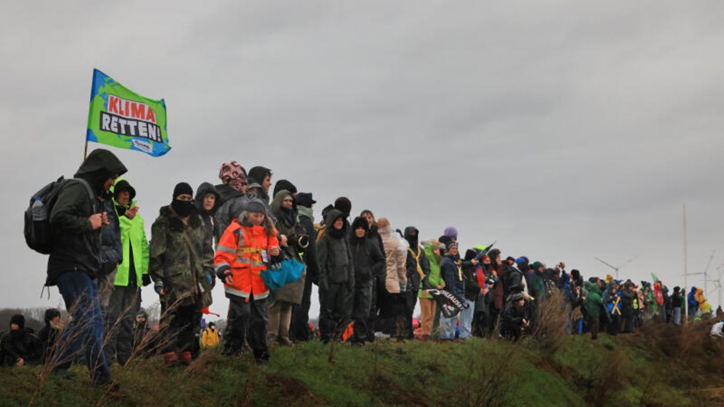 Zahlreiche Menschen nehmen an der Demonstration von Klimaaktivisten bei Lützerath teil