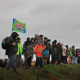 Zahlreiche Menschen nehmen an der Demonstration von Klimaaktivisten bei Lützerath teil