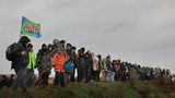 Zahlreiche Menschen nehmen an der Demonstration von Klimaaktivisten bei Lützerath teil