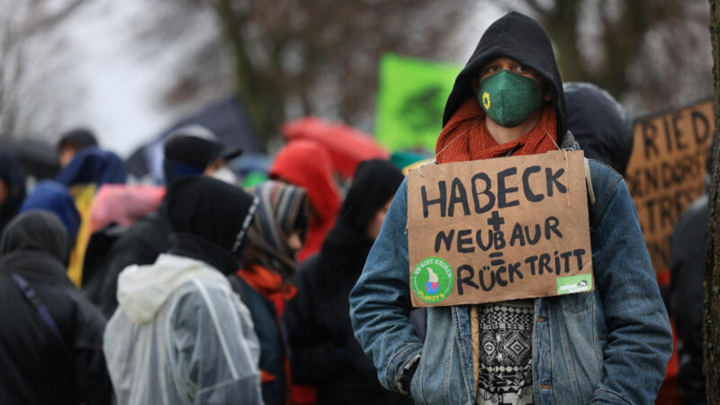 "Habeck + Neubaur = Rücktritt" ist auf einem Schild zu lesen, das ein Demonstrant trägt "Habeck + Neubaur = Rücktritt" ist auf einem Schild zu lesen, das ein Demonstrant trägt