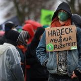 "Habeck + Neubaur = Rücktritt" ist auf einem Schild zu lesen, das ein Demonstrant trägt