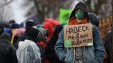 "Habeck + Neubaur = Rücktritt" ist auf einem Schild zu lesen, das ein Demonstrant trägt