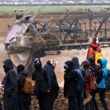 Demonstranten an der Abbruchkante des Tagebaus