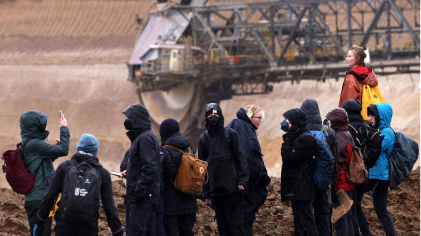 Demonstranten an der Abbruchkante des Tagebaus