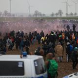 Rauch von Pyrotechnik ist bei der Demonstration von Klimaaktivisten