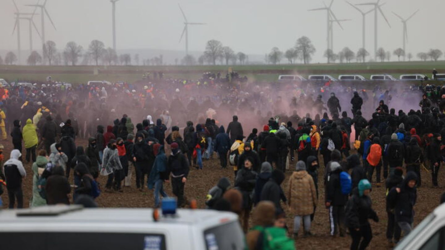 Rauch von Pyrotechnik ist bei der Demonstration von Klimaaktivisten